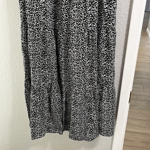 Black and white floral dress with a tie back - Picture 2 of 4